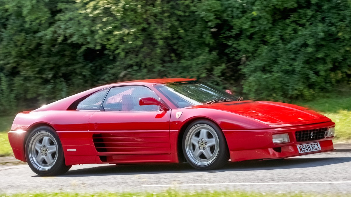 Slovák ukradol červené Ferrari 348 TB v hodnote približne 100-tisíc eur. (ilustračné foto)