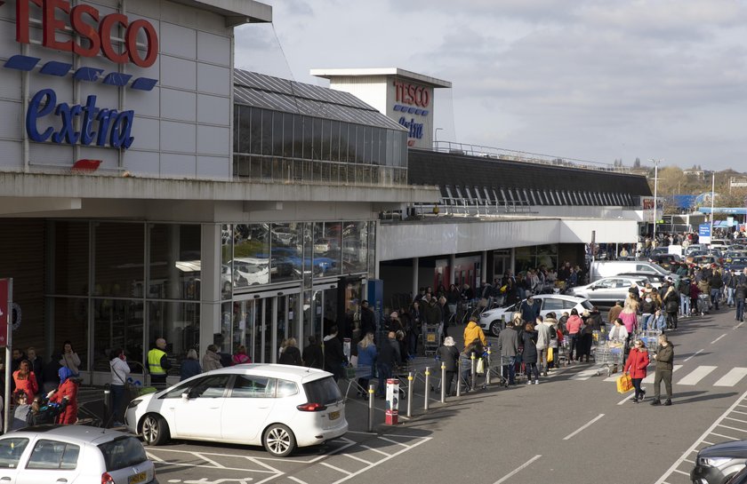 Koronawirus w Wielkiej Brytanii. Ponad 1000 osób w kolejce do Tesco!