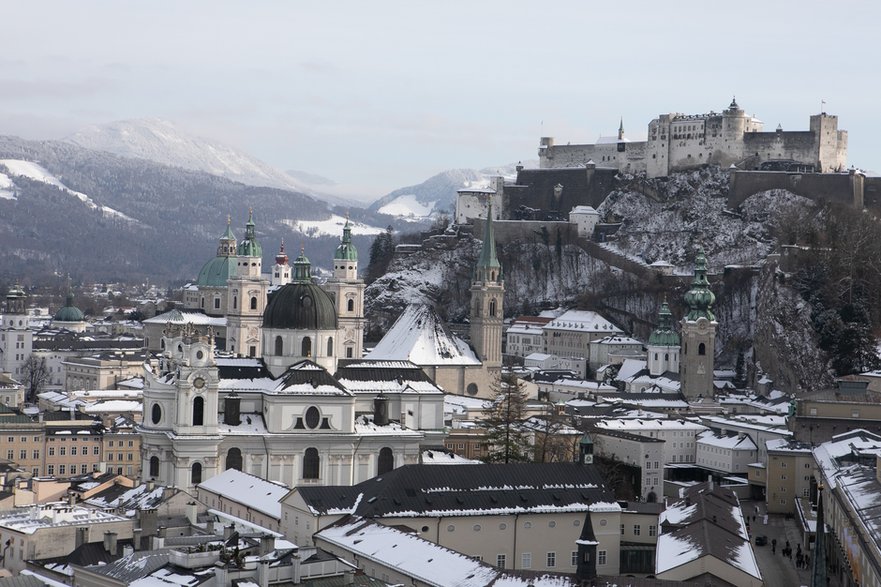 Salzburg jak na dłoni: kościół uniwersytecki, za nim katedra, po prawej kościół franciszkański i opactwo św. Piotra, a nad wszystkim twierdza Hochsalzburg