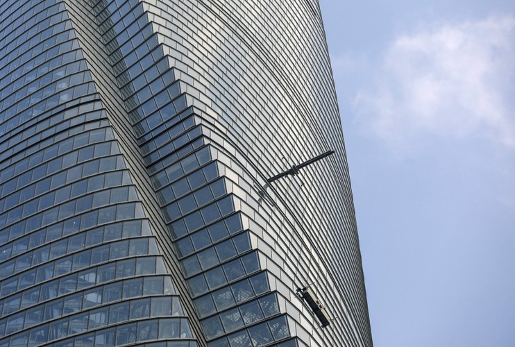 632-metrowy wieżowiec miał się otworzyć w połowie 2015 roku, jednak jego rozmiar i skomplikowana technologia spowodowały opóźnienia w ustanawianiu przepisów bezpieczeństwa pożarowego. Częściowo dlatego, że wcześniej nie istniały żadne przepisy budowlane dla niektórych funkcji Shanghai Tower.

„Chiny chcą promować się na całym świecie, znajdując się w czołówce wzrostu gospodarczego i globalnego kapitalizmu” – twierdzi Jason Barr, profesor ekonomii na Uniwersytecie Rutgers w New Jersey, który prowadzi badania rynku nieruchomości. Dodał, że „chiński system gospodarczy i polityczny jest tak samo silny, jak jego kapitalizm w zachodnim wydaniu”.