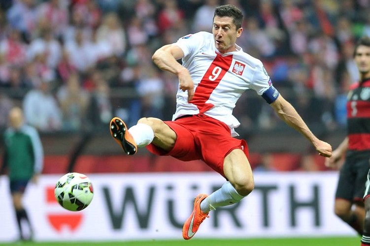 11.10.2014 WARSZAWA , STADION NARODOWY (WARSAW NATIONAL STADIUM ). ELIMINACJE EURO 2016 (UEFA EURO 2016 QUALIFICATION). MECZ POLSKA-NIEMCY (GAME POLAND - GERMANY).<br><br>
Na zdjęciu ROBERT LEWANDOWSKI <br>Tomasz Zimoch apeluje do piłkarzy, aby w dzisiejszym meczu zagrali na 110 procent swoich możliwości. 