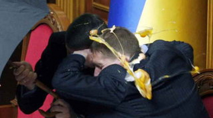Elszabadult a pokol az ukrán parlamentben