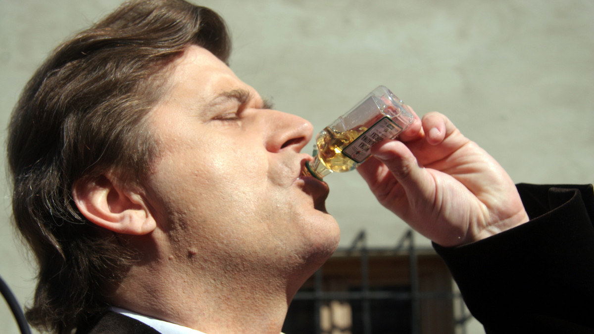 Janusz Palikot zorganizował happening na ulicy. Tym razem sięgnął po alkohol i to taki, który zamawiała Kancelaria Prezydenta. W ramach "oświadczenia" wygłoszonego na ulicy… wypił buteleczkę wódki.