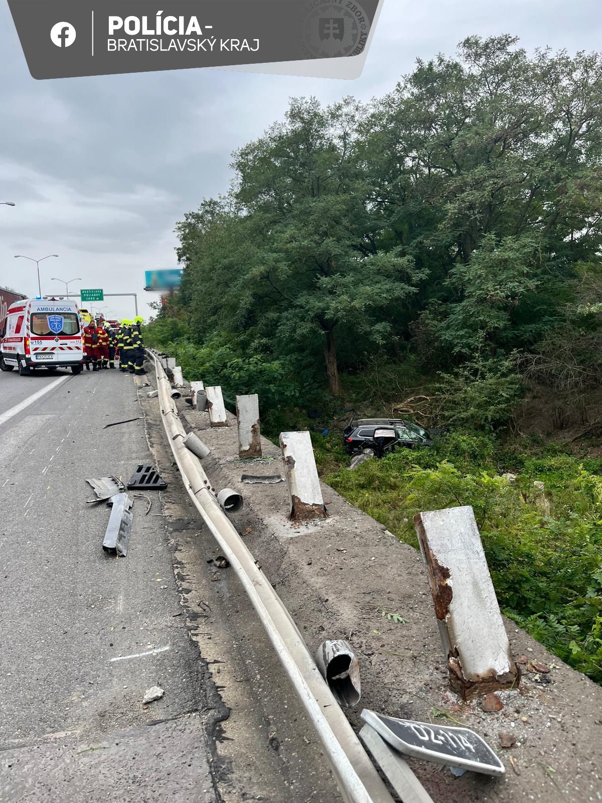 Na diaľnici D2 medzi Malackami a Bratislavou skončilo auto mimo vozovky.