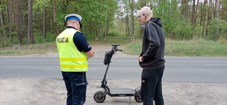 Pędził po ulicy na hulajnodze elektrycznej. 21-latka zatrzymali policjanci