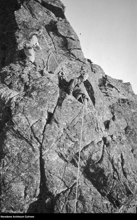 Wspinaczka wysokogórska w Tatrach - rok 1938 - zdjęcie pochodzi z archiwów Narodowego Archiwum Cyfrowego