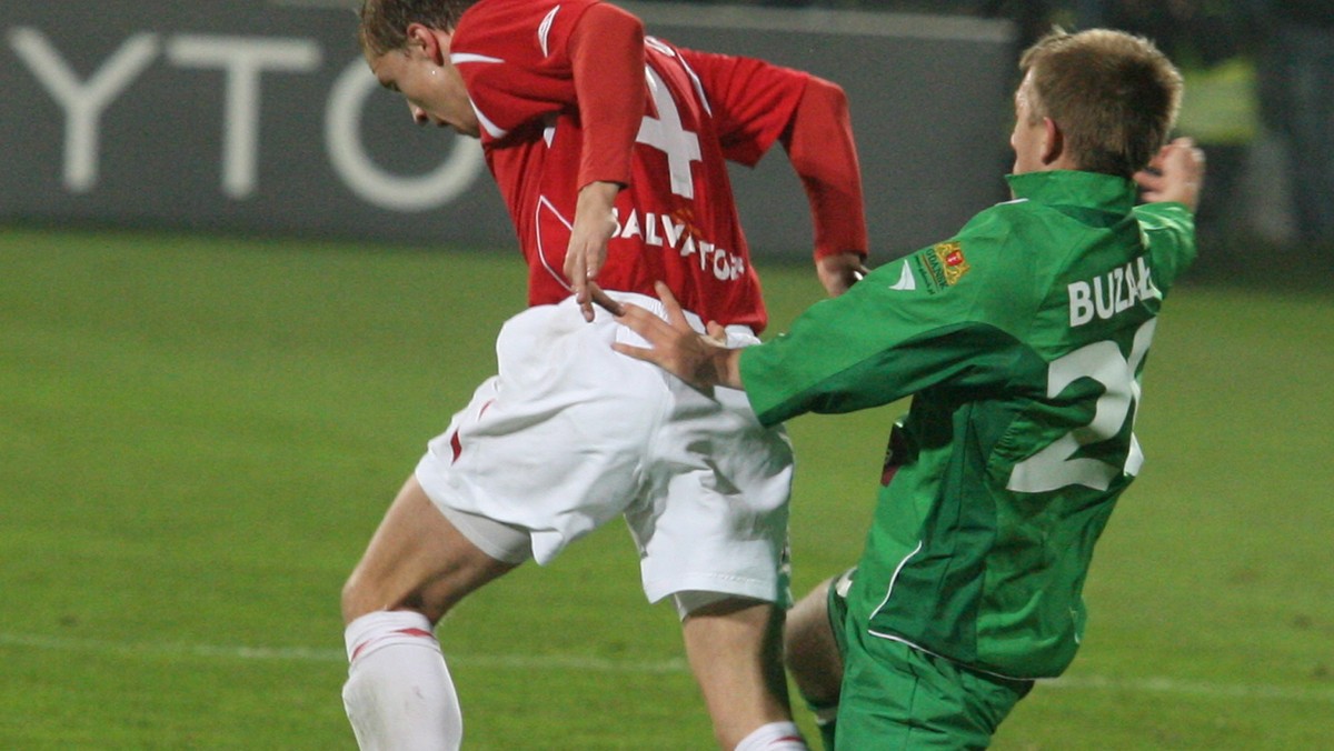 Marcin Baszczyński, obrońca Wisły Kraków, rzadko strzela bramki, ale kiedy już to czyni, robi to niezwykle efektownie. Tak było choćby w sobotę, kiedy uderzeniem piętą pokonał bramkarza Jagiellonii Białystok, dając mistrzom Polski wygraną 1:0.