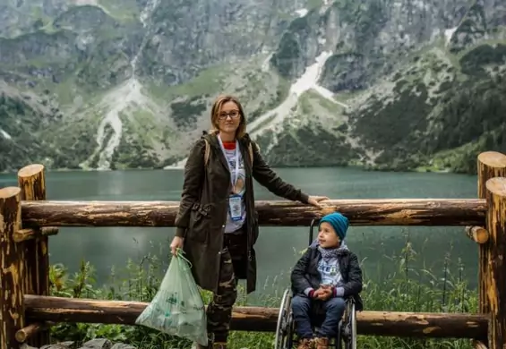 Matka i niepełnosprawny syn vs. śmiecący turyści. "Ma Pani worek, może to Pani zabrać"