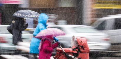 Pogoda na weekend. Będzie chłodniej, spadnie deszcz ze śniegiem. Gdzie? IMGW wydało ostrzeżenia. Jakie?