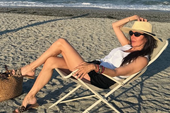 GODINE JOJ NIŠTA NE MOGU! Snežana Dakić (57) u šik izdanju na plaži u Grčkoj, svi gledaju u njene zategnute noge: Zapalila mreže slikama sa mora