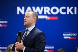 Nawrocki kpi z Tuska: Macron zwołuje szczyt, a on obiera ziemniaki