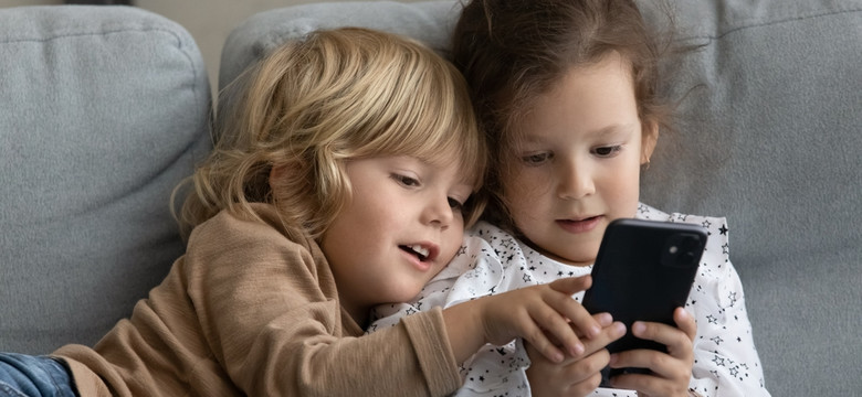 Tuż po przebudzeniu i po kolacji - najgorzej! Nowe BADANIA na temat wpływu smartfonów na rozwój przedszkolaków