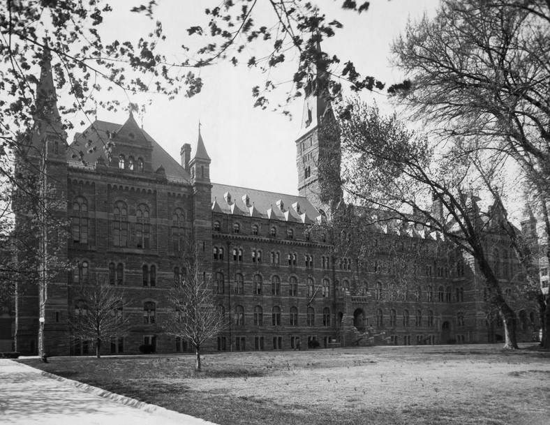 Historyczne zdjęcie ukazujące budynek Healy, część Uniwersytetu Georgetown, najstarszego i największego kolegium jezuickiego w Ameryce
