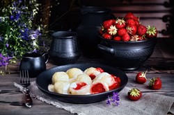 Knedle serowe z truskawkami. Henia Foks robi je tylko tak