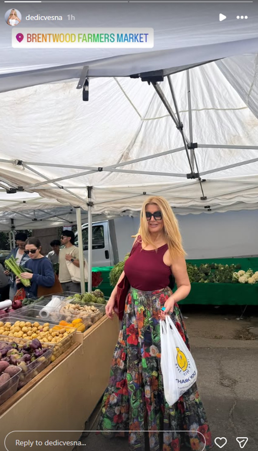 Vesna Dedić u šik izdanju na pijaci