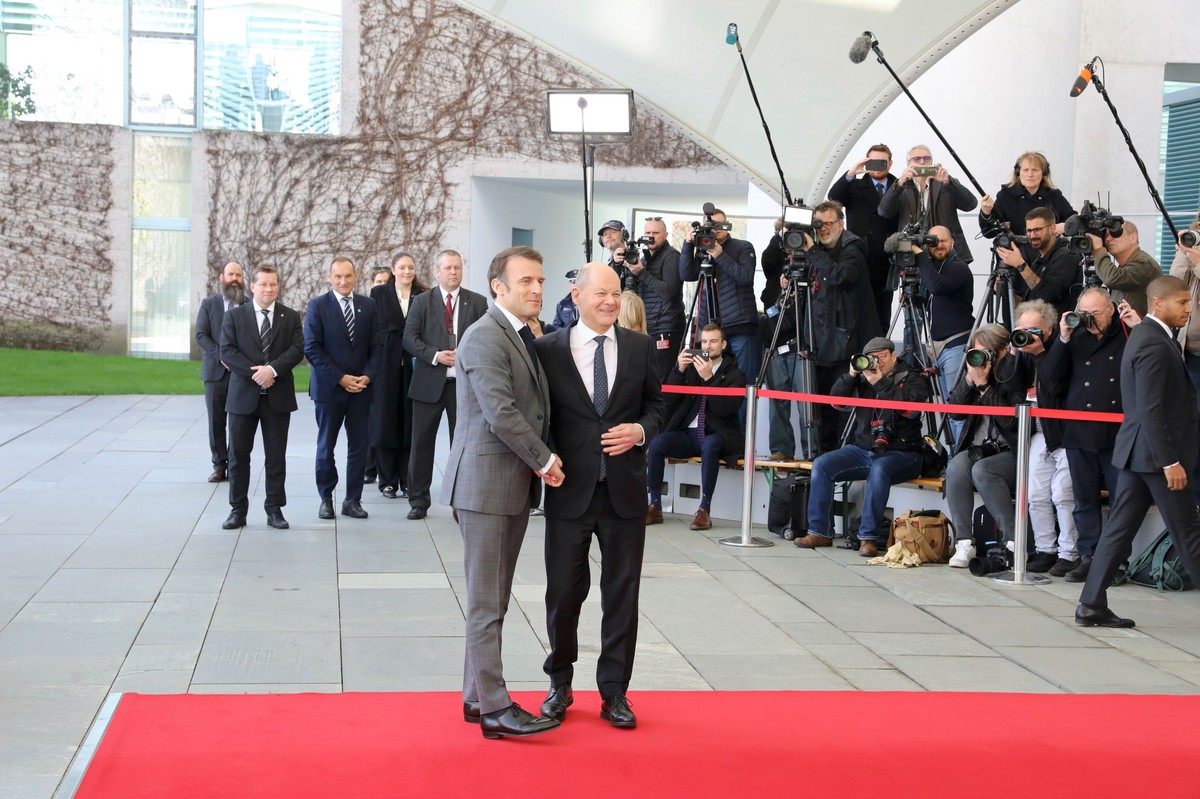 Kanclerz Niemiec Olaf Scholz i prezydent Francji Emmanuel Macron