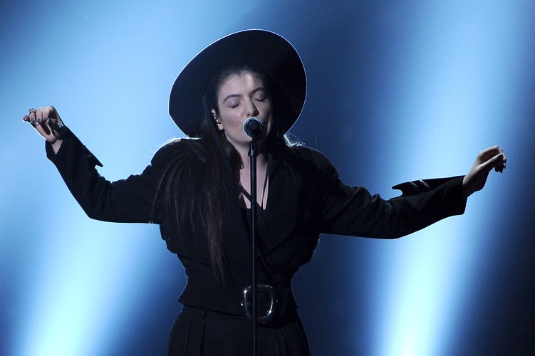 Lorde podczas występu na gali Billboardu