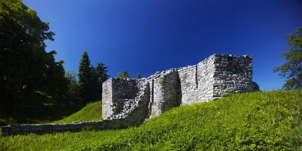 3. Pozostałości zamku biskupów krakowskich - Sławków, pow. będziński