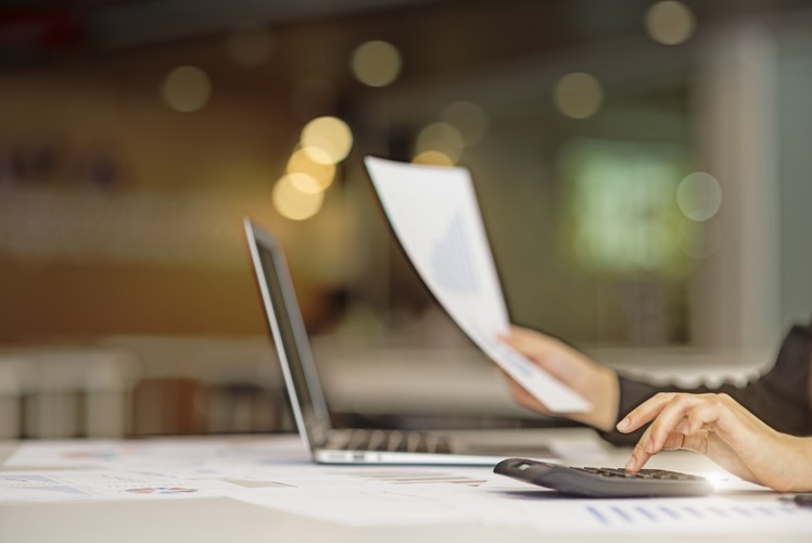 W poszukiwaniu pierwszej pracy warto przeglądać serwisy z ofertami. W wielu ogłoszeniach pracodawcy zaznaczają, że nie wymagają od kandydatów doświadczenia. W serwisie monsterpolska.pl wśród ofert z frazą „bez doświadczenia” znalazły się m.in. pracownik wsparcia klienta z językiem niemieckim lub bułgarskim, pracownik w dziale rozliczeń delegacji z językiem francuskim, praca biurowa dla absolwentów z językami obcymi, młodszy księgowy z językiem francuskim.