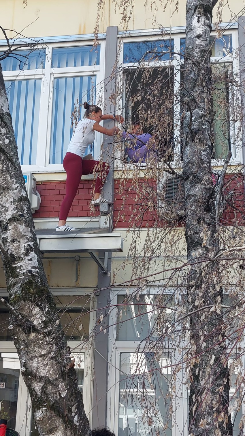 Studenti ulaze kroz prozor