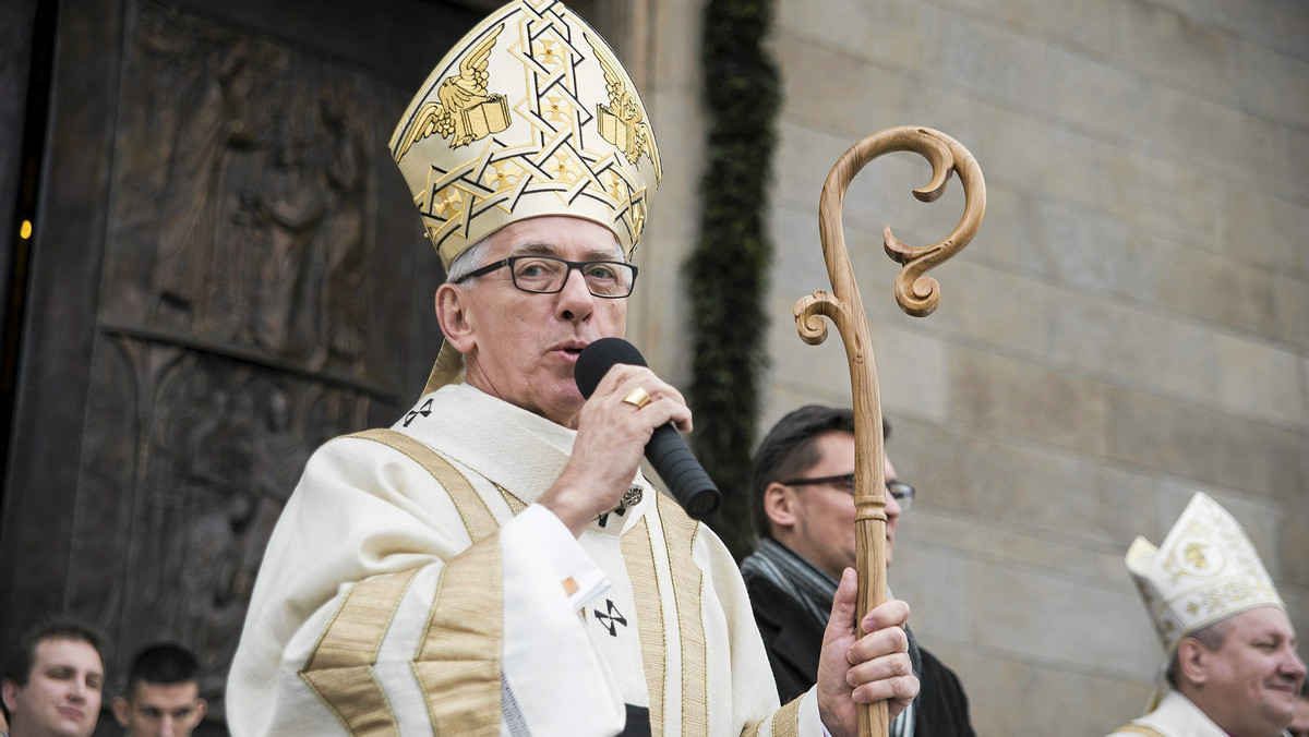 Ksiądz Wojciech Grzesiak zdecydował się pozwać o zniesławienie arcybiskupa Wiktora Skworca. Jest to reakcja na oświadczenie, które wydała katowicka kuria, która nałożyła na księdza suspensę i oskarżyła go o przyjmowanie na prywatne konto datków od wiernych, o czym informuje "Dziennik Zachodni".