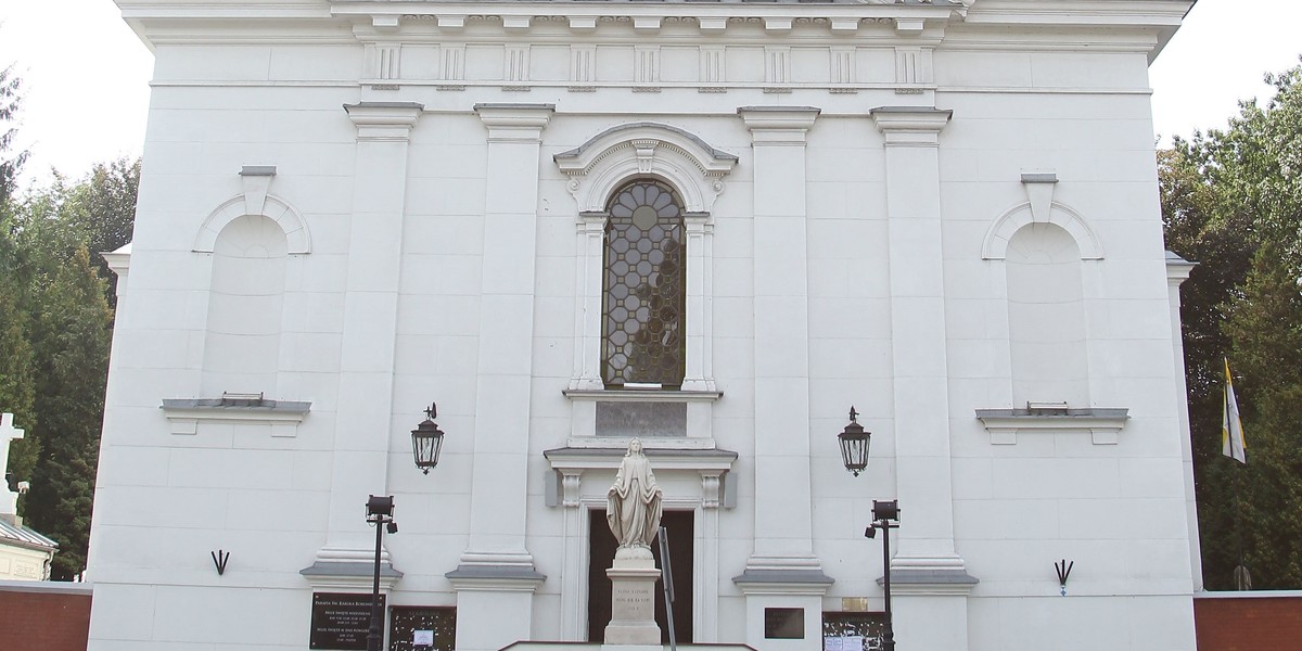 Warszawska parafia mierzy dystans za pomocą... kadzielnicy. Oryginalny baner na świątyni