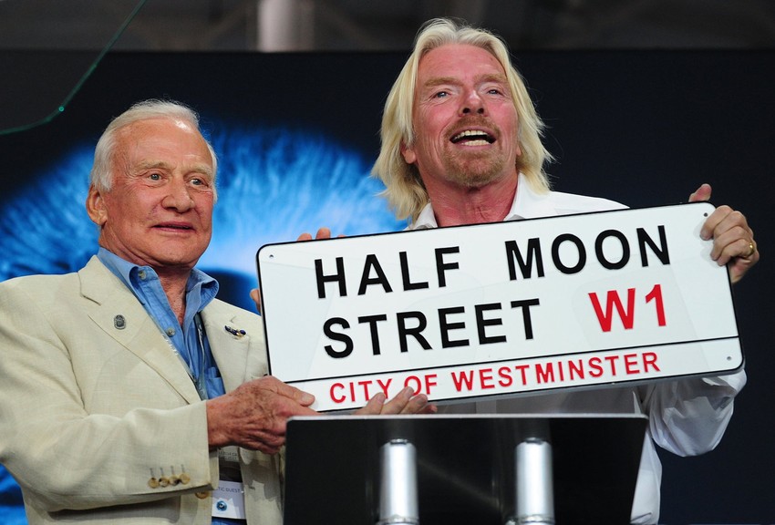 Ričard Brenson, vlasnik Virdžin galaktika Branson je na svemirskom terminalu-hangaru otvorio šampanjac u društvu guvernerke Novog Meksika Suzane Martinez, astronauta Baza Oldrina i velikog broja kandidata za putovanje u kosmos.   Britanski milijarder je pre skoro godinu dana proslavio dovršenje radova na izgradnji piste svoje kompanija Virdžin galaktik. Sada su dovršeni i kosmodrom i svemirski brod, a kompanija trenutno radi na testiranju raketa.