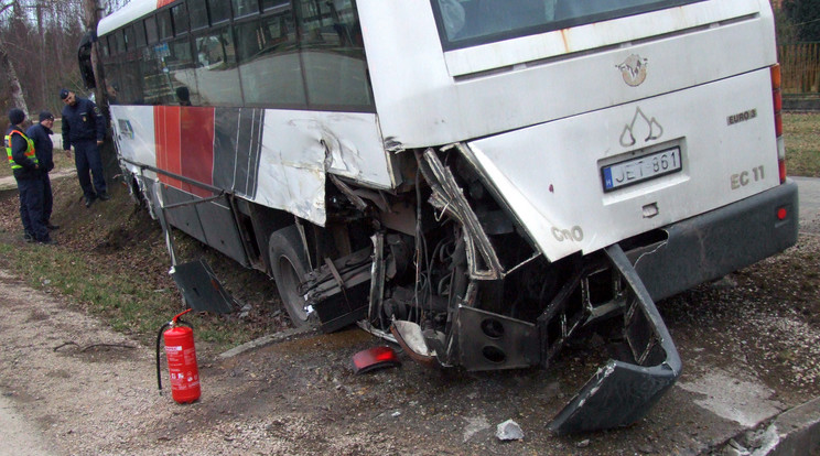 Busz és traktor ütközött Agárdon/Fotó: Székesfehérvári Hivatásos Tűzoltó-parancsnokság