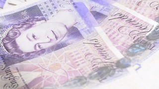 Funt mocno traci po rekordowej podwyżce stóp procentowych