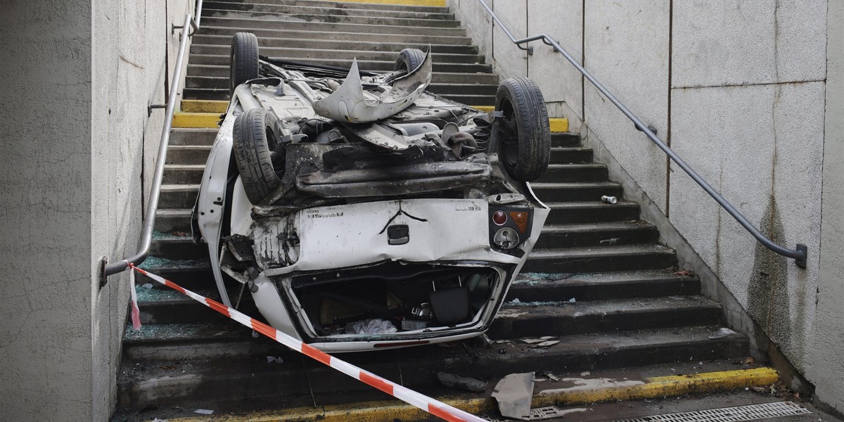 Wypadek w Poznaniu. Auto wylądowało w przejściu podziemnym.