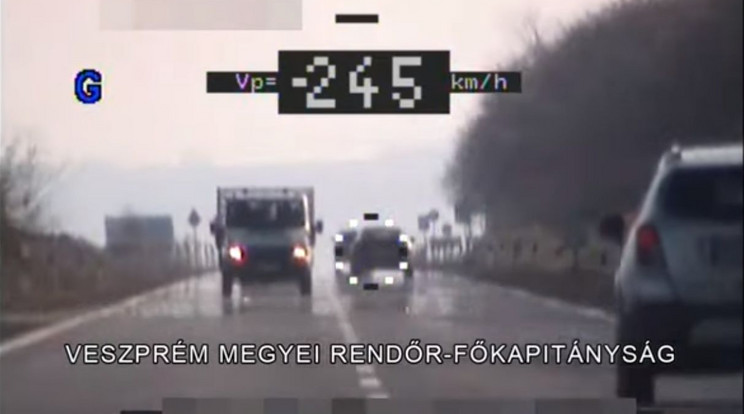 245 km/h-val ment ez az autós, 300 ezres büntetést kapott / Fotó: police.hu