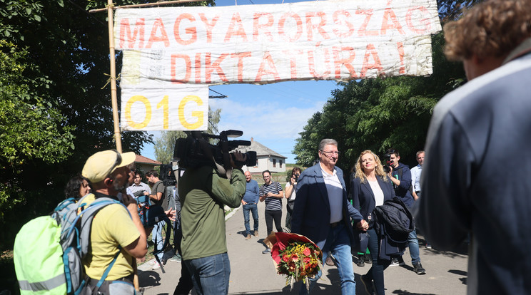 A tüntetők a jelenlévő összes politikusnak, és magának Orbán Viktornak is üzentek / Fotó: Zsolnai Péter
