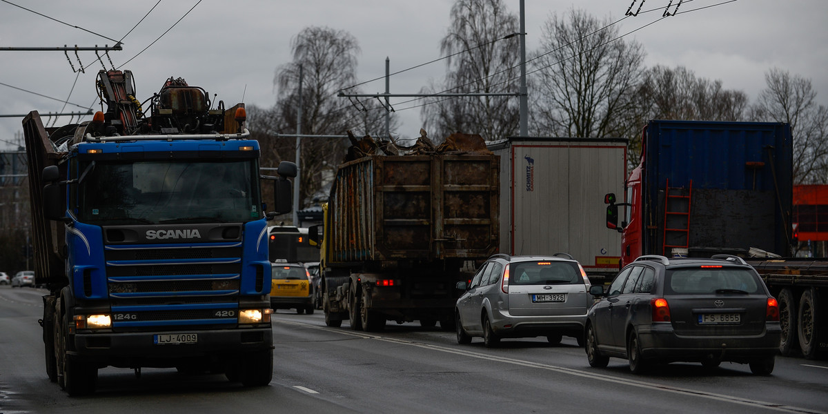 Łotewscy kierowcy mogą stracić samochody na rzecz Ukraińców.