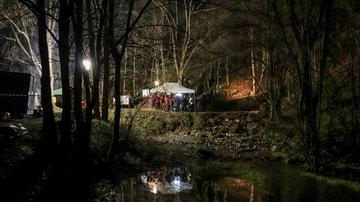 Imádkoznak társai a 48 méter mélyen rekedt magyar barlangi búvár életéért -  Blikk