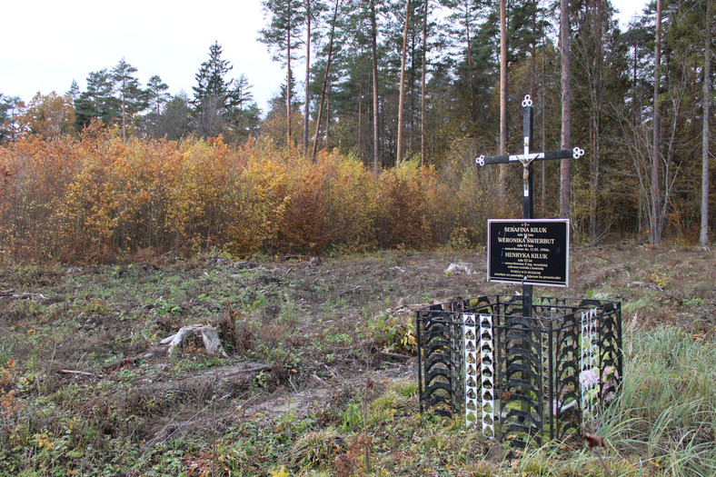 Pamiątkowy grób trzech kobiet zamordowanych w lesie pod Czarną Białostocką