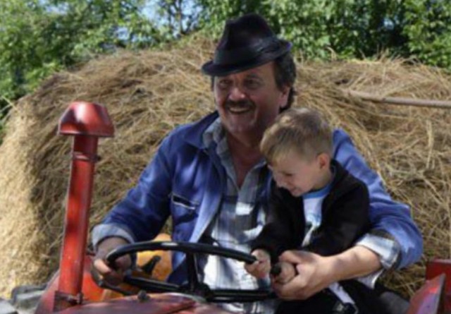 Mali Toma, Selo gori, a baba se češlja