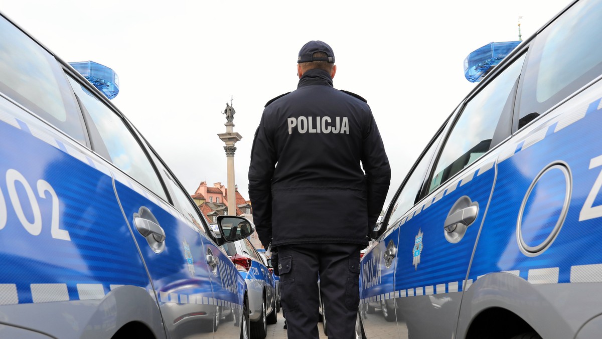 "Policja protestuje od jakiegoś już czasu przeciwko kiepskim warunkom pracy i płacy, czyli jak zwykle, można powiedzieć. Niemniej jednak, tym razem, nie jest jak zwykle. Policja postrzegana jest przez większość społeczeństwa jako nieskuteczna opresyjna siła, niechętna obywatelom i wysługująca się władzy" - pisze Tomasz Warykiewicz, były oficer CBŚP i twórca policyjnego systemu "przykrywkowców".