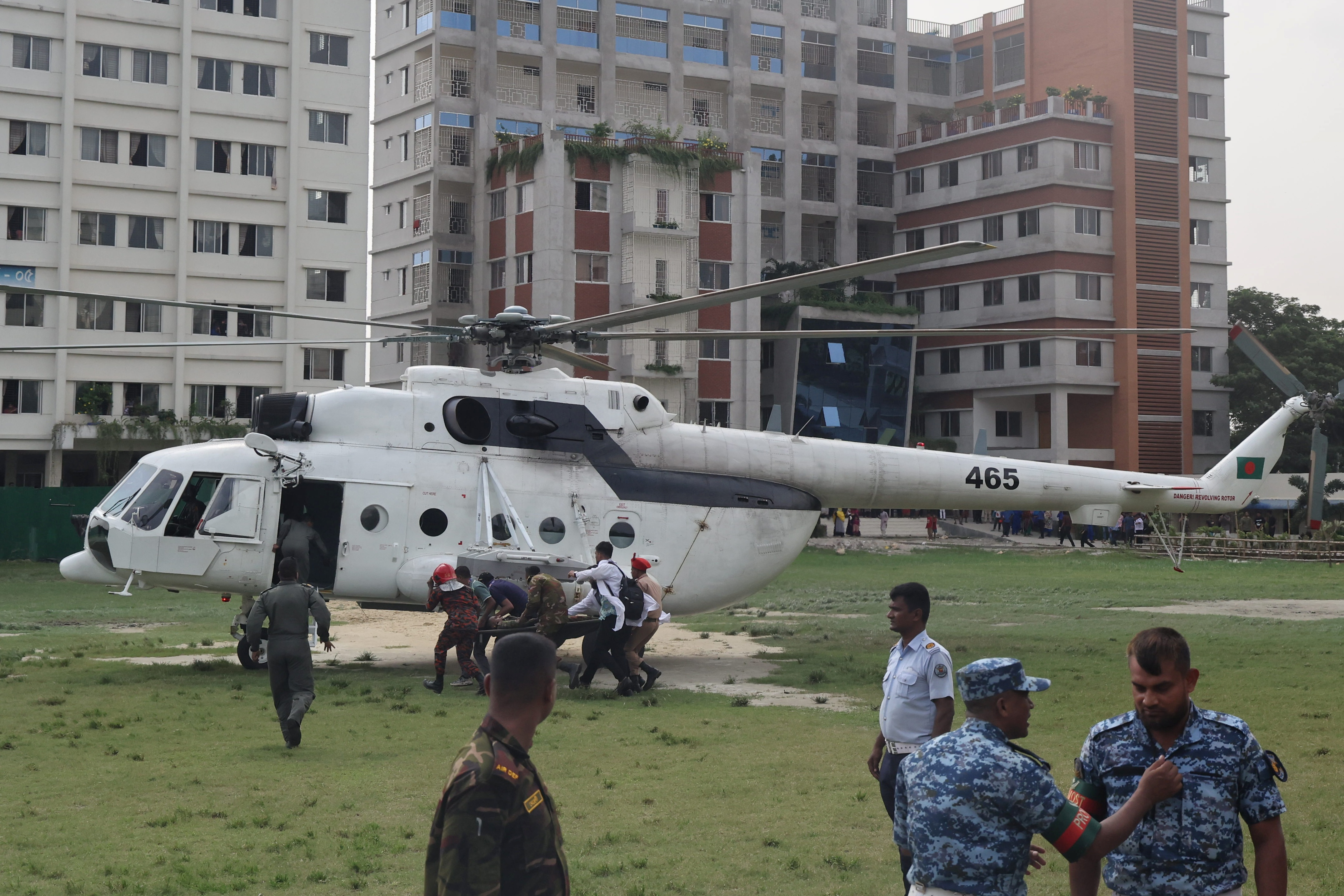 Bangladesh: caccia militare si schianta su scuola, 27 morti