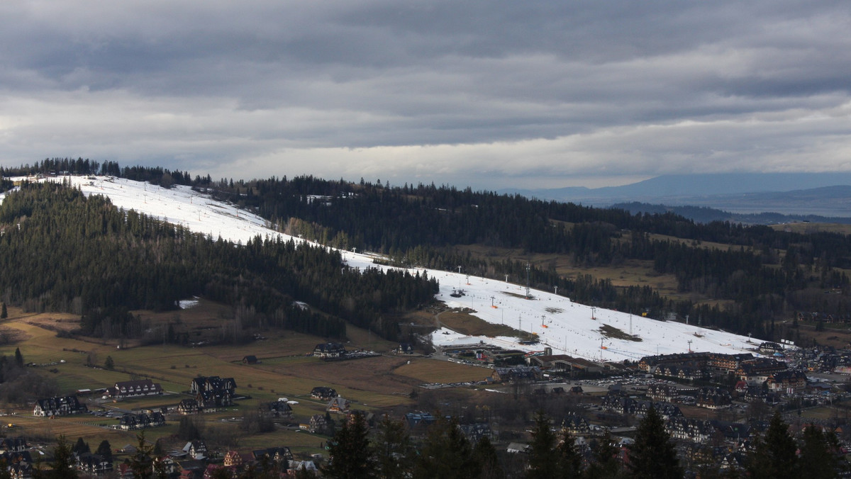 Stoki narciarskie na Podhalu (na zdjęciu Białka i Bukowina Tatrzańska oraz Jurgów) walczą z wysokimi temperaturami