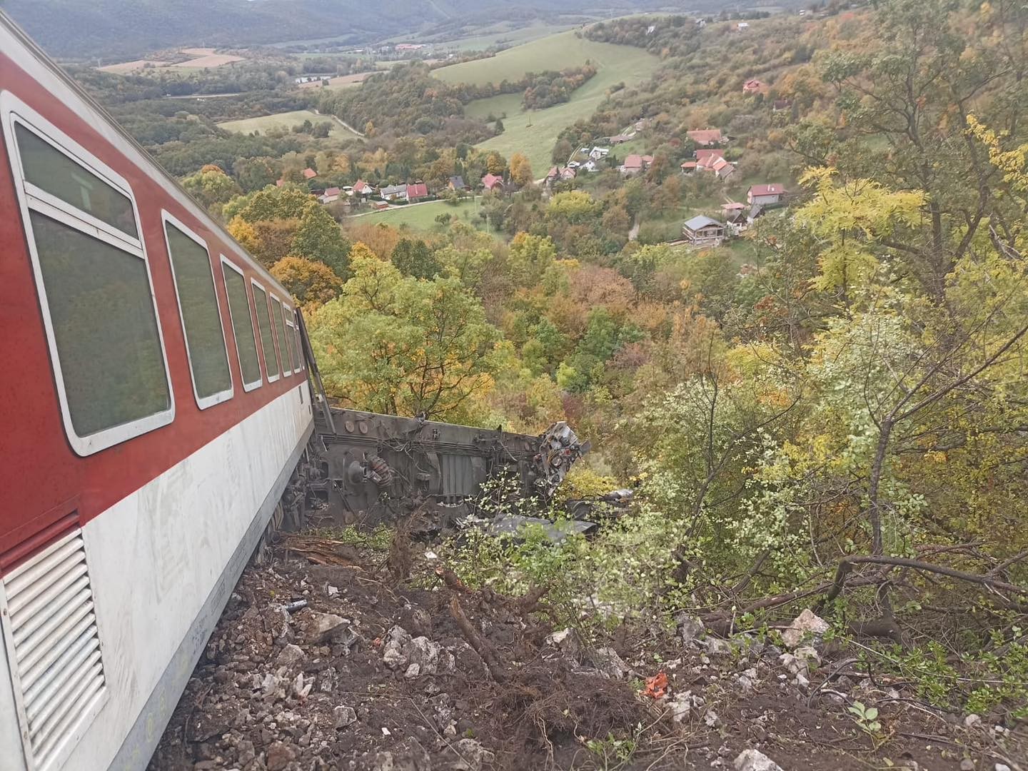 Pred tunelom v obci Jablonov nad Turňou došlo k zrážke dvoch rýchlikov.