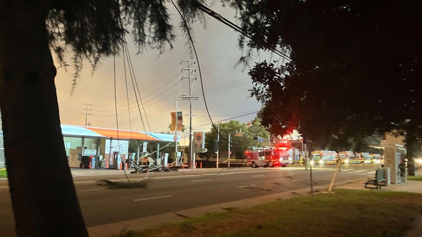 Oborene bandere i saobraćajni znakovi, uz strujne kablove koji se nalaze na tlu, trenutno su najveća opasnost u Los Felizu, naselju u kojem Jasna živi | Foto: Jasna Đuran Gara/Privatna arhiva