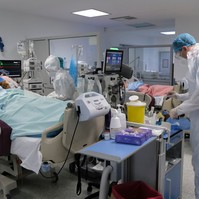 Féléves halálozási rekord dőlt meg, 6000-nél több covidost ápolnak kórházban