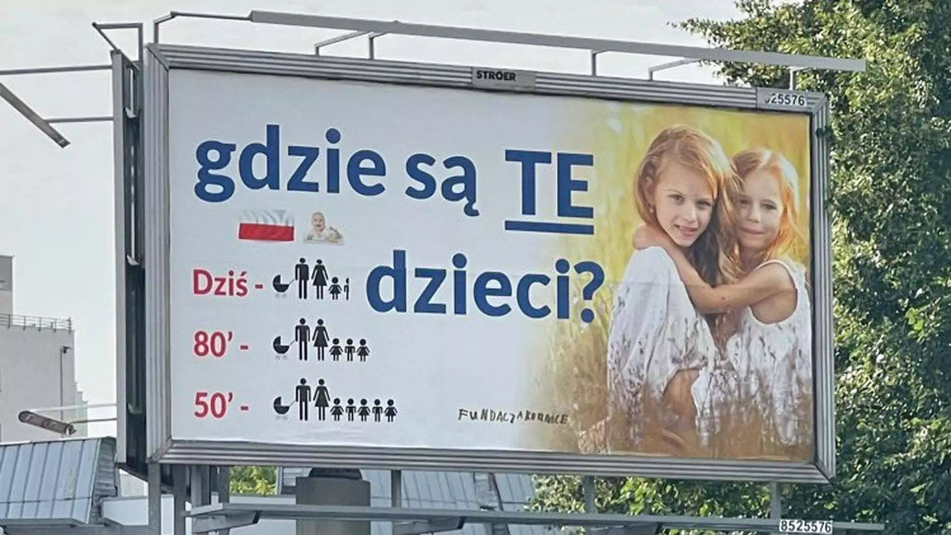 Billboardy "gdzie są TE dzieci" to kolejna kampania za miliony, które mogły realnie wspomóc polskie rodziny