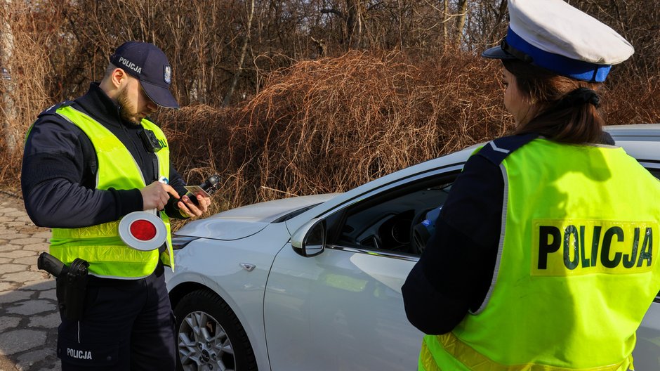 Policja kontroluje kierowców