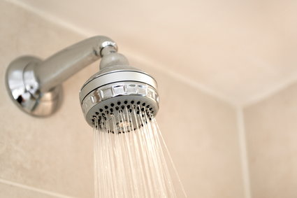 Perlatory i słuchawki prysznicowe oszczędzające wodę. Czy warto je stosować?