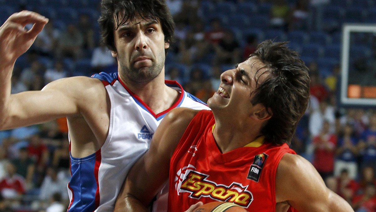 W arcyciekawym pojedynku ćwierćfinałowym koszykarskich mistrzostw świata, Serbia sprawiła niespodziankę i po widowiskowym spotkaniu pokonała 92:89 aktualnych mistrzów globu, eliminując ich tym samym z turnieju. Serbia zrewanżowała się Hiszpanii za finał EuroBasketu z 2009 roku w Katowicach, kiedy to przegrała 63:85.