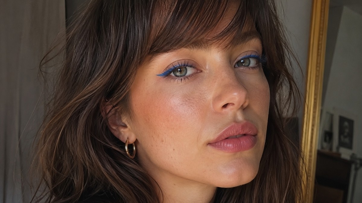 Plavi ajlajner u nežnoj denim nijansi osvežava pogled i svakom make-up izgledu daje dozu francuske elegancije