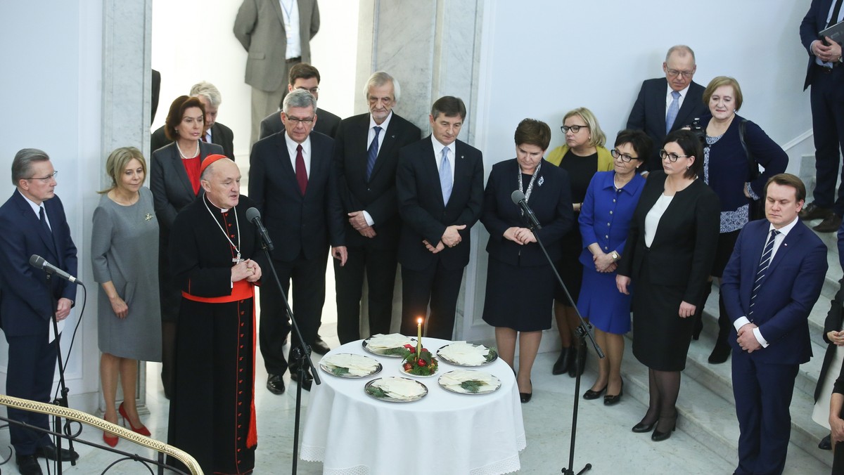 Dostrzegajmy jak najwięcej dobra, nie szukajmy na siłę tego, co nas dzieli, szukajmy tego, co nas łączy - powiedział marszałek Senatu Stanisław Karczewski dziś podczas spotkania opłatkowego w Senacie.