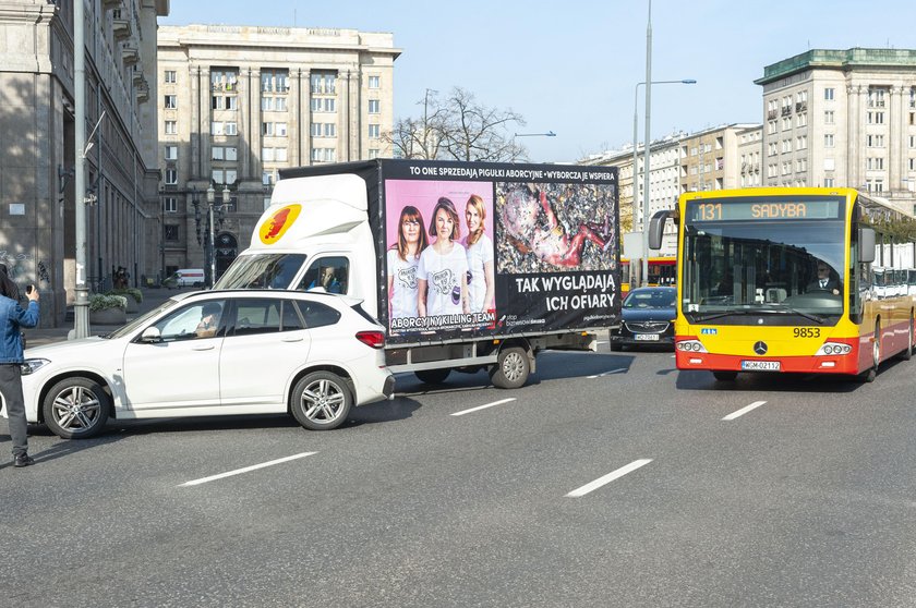 Aktywiści "Stop Bzdurom" kolejny raz zablokowali ciężarówkę