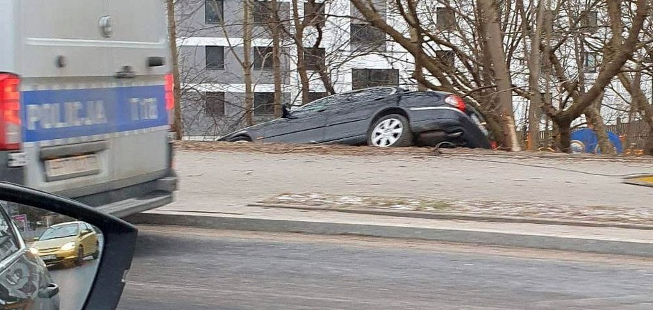 Jaguarem wjechał do rowu i uciekł. Policja szuka kierowcy i pasażera